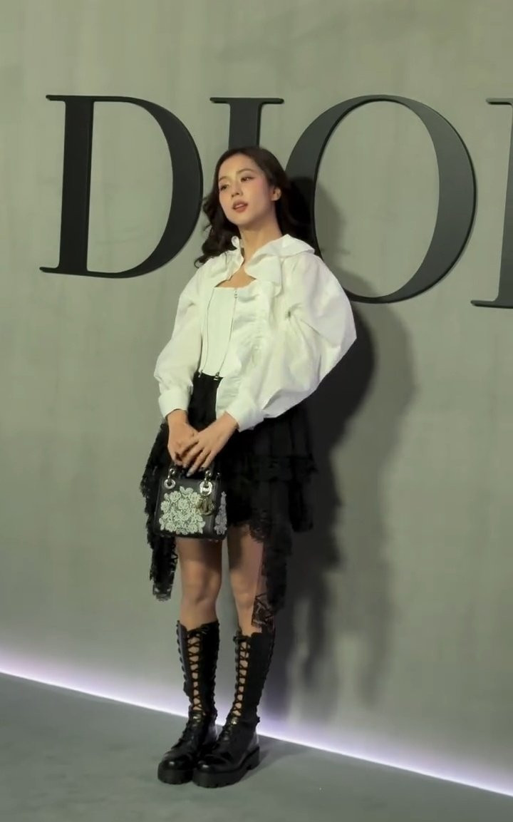 Jisoo tự tin thả dáng tại sự kiện.