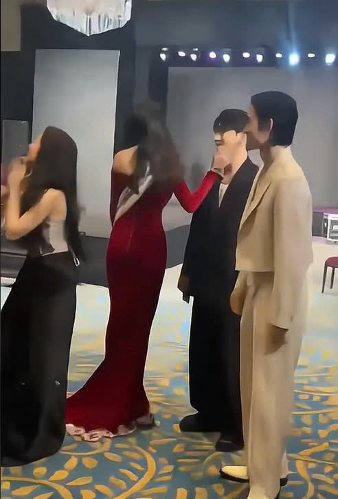 Khoảnh khắc Bùi Khánh Linh nựng má Cheon Minuk dù lướt nhanh nhưng vẫn khiến fan phấn khích. Khoảnh khắc Bùi Khánh Linh nựng má Cheon Minuk dù lướt nhanh nhưng vẫn khiến fan phấn khích.