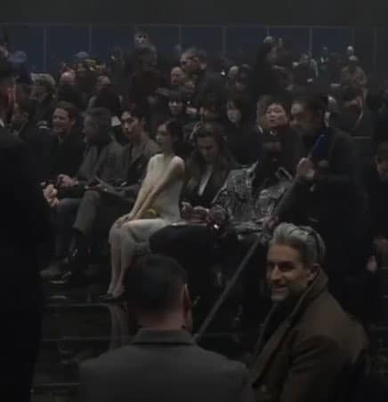 Nữ ca sĩ e thẹn khi ngồi cùng các khách mời khác trong show diễn khiến người hâm mộ bật cười. Do diện đồ trắng nên cô lại càng như phát sáng giữa rừng trang phục tối màu. Nữ ca sĩ e thẹn khi ngồi cùng các khách mời khác trong show diễn khiến người hâm mộ bật cười. Do diện đồ trắng nên cô lại càng như phát sáng giữa rừng trang phục tối màu.