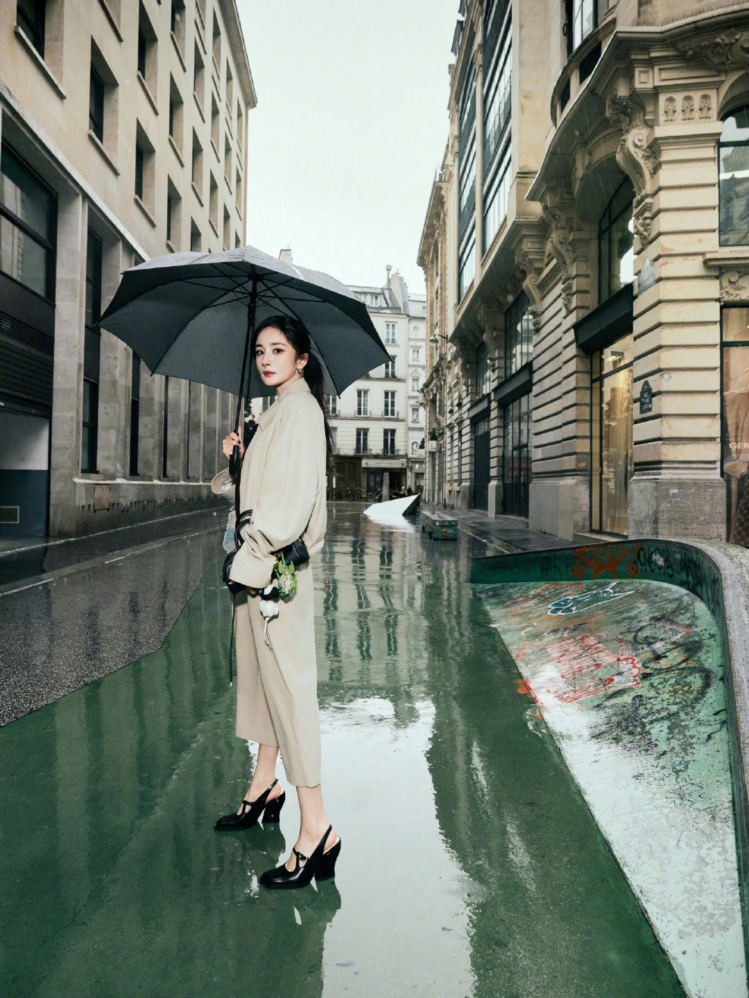 Trước khi chính thức có mặt tại sự kiện, Dương Mịch đã "nhá hàng" tạo hình với loạt ảnh cầm ô, được fan ví von đẹp như một cảnh cắt từ phim Singin' in the rain.