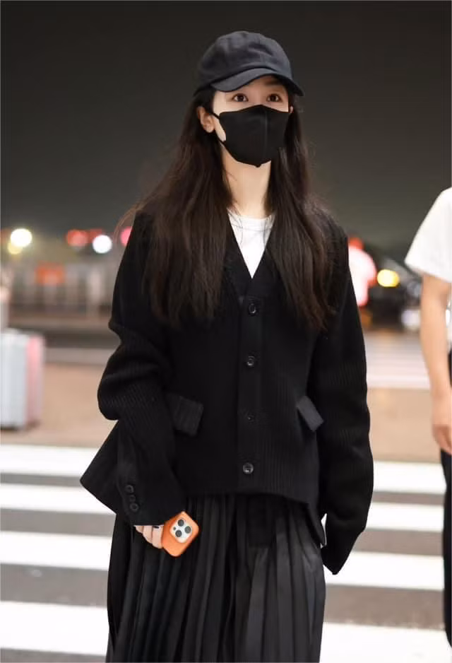 Cả Yoona và Dương Tử đều xuất phát đến Paris mà không mặc đồ của hãng.