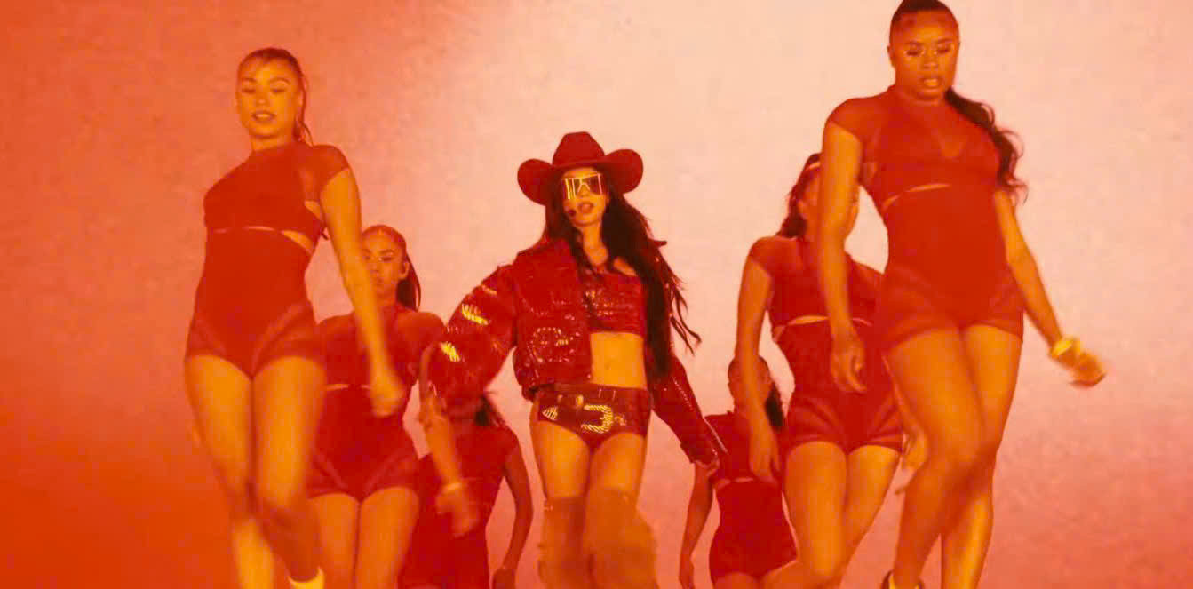 Jennie xuất hiện nổi bật trong bộ trang phục đỏ rực, kết hợp cùng chiếc mũ cao bồi mang đậm phong cách miền viễn Tây nước Mỹ.