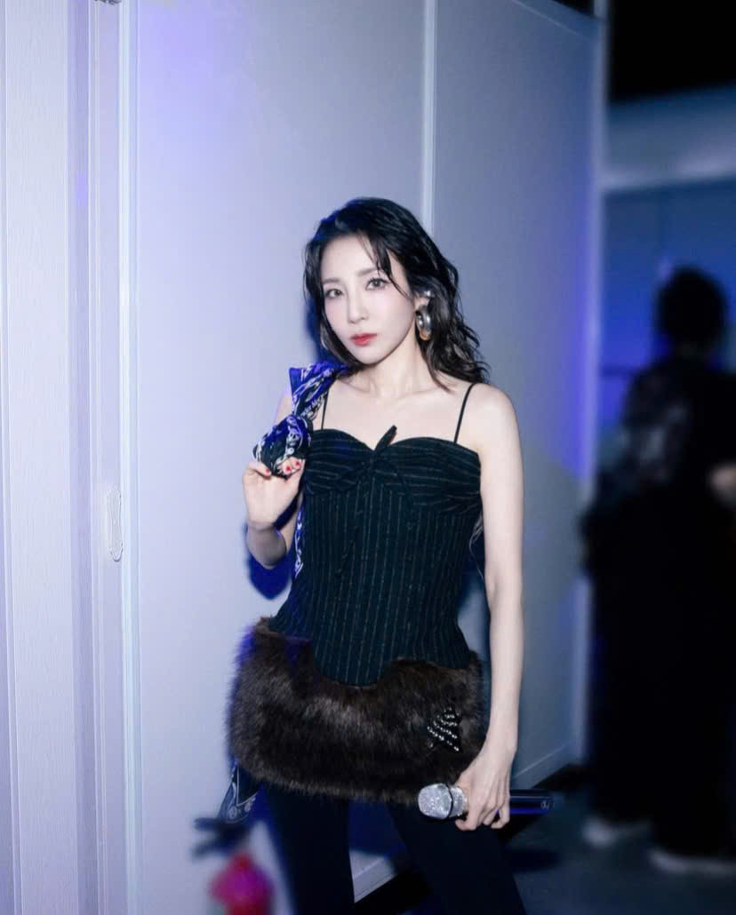 Dara trở thành cái tên được nhiều người tìm kiếm sau khi những hình ảnh xinh đẹp tại concert của cô được đăng tải.