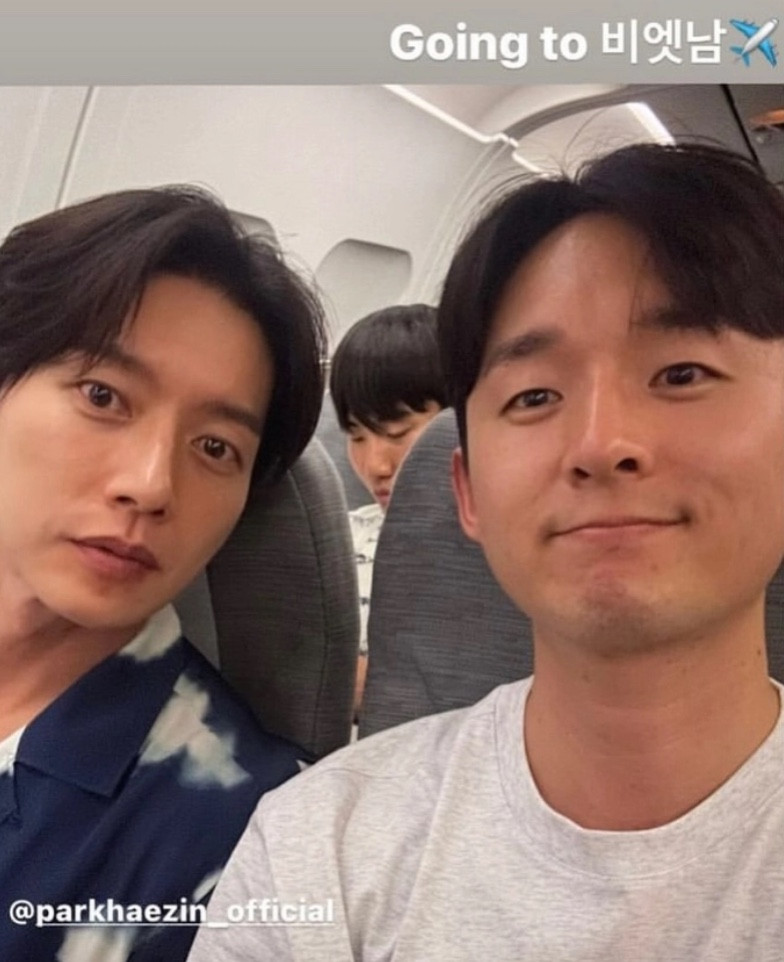 Do lịch trình chuyến bay hoàn toàn được giữ kín nên người hâm mộ không hề biết anh đến. Do lịch trình chuyến bay hoàn toàn được giữ kín nên người hâm mộ không hề biết anh đến.