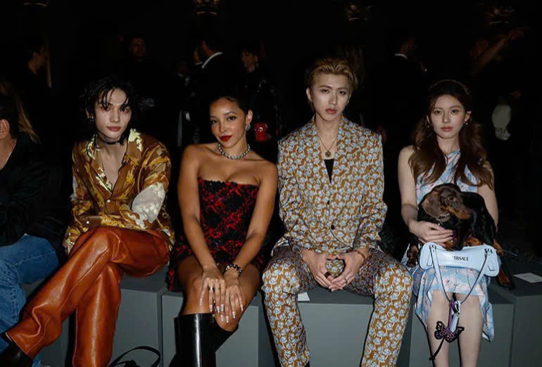 Anh được xếp ngồi hàng ghế đầu cùng các ngôi sao khác như Tinashe, Thái Từ Khôn, Triệu Lộ Tư.