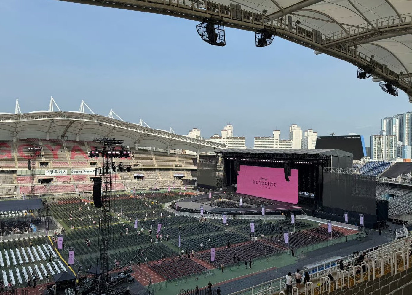 Bên trong điểm diễn ra buổi hòa nhạc đã có khán giả xuất hiện và chờ đợi.