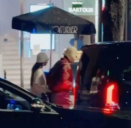 Không trùm kín mặt hay che chắn kỹ lưỡng, Jennie và V thoải mái đi dạo ngoài trời. Không trùm kín mặt hay che chắn kỹ lưỡng, Jennie và V thoải mái đi dạo ngoài trời.