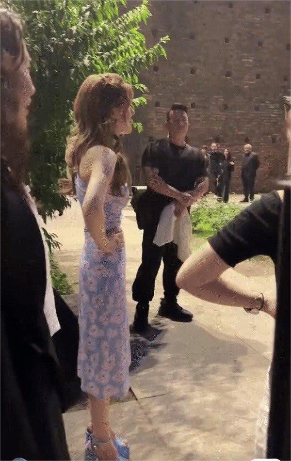 Thân hình &quot;mỏng như lá lúa&quot; của cô khi tham dự show diễn của Versace trong Tuần lễ thời trang Milan 2024.