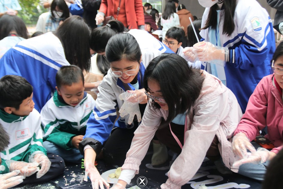 Các hoạt động ngoại khóa đa dạng tại THPT chuyên Đại học Sư phạm. - Nguồn ảnh: Fanpage Trường THPT chuyên Đại học Sư phạm. Các hoạt động ngoại khóa đa dạng tại THPT chuyên Đại học Sư phạm. - Nguồn ảnh: Fanpage Trường THPT chuyên Đại học Sư phạm.