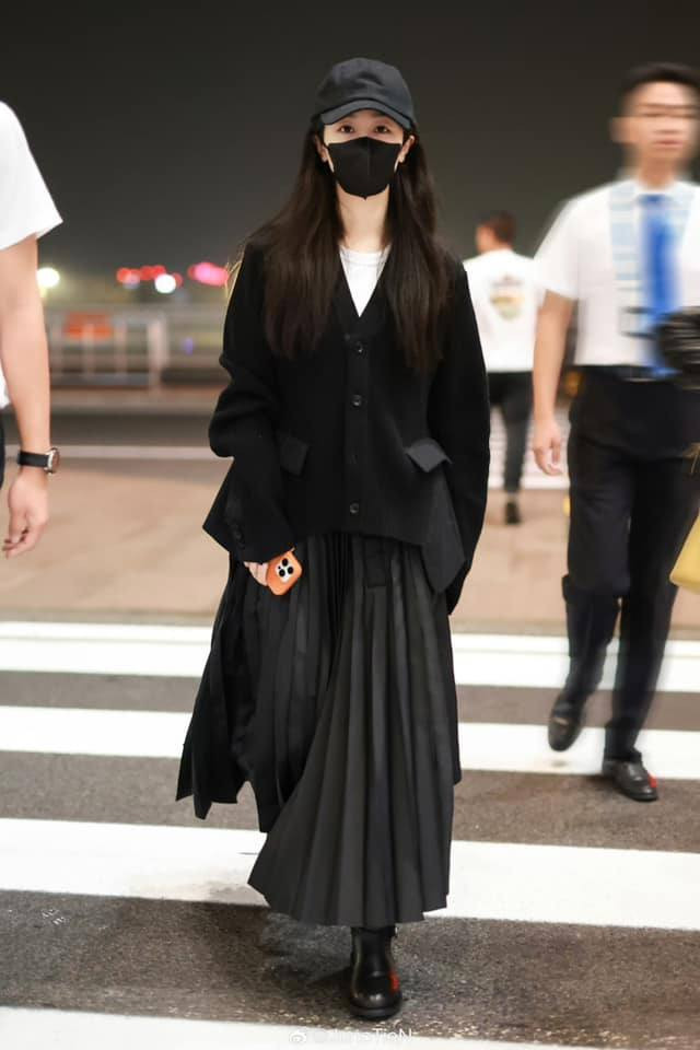 Trong khi đó, Dương Tử chọn cho mình phong cách dịu dàng với áo cardigan len và chân váy xếp ly dài tới mắt cá chân. Trong khi đó, Dương Tử chọn cho mình phong cách dịu dàng với áo cardigan len và chân váy xếp ly dài tới mắt cá chân.