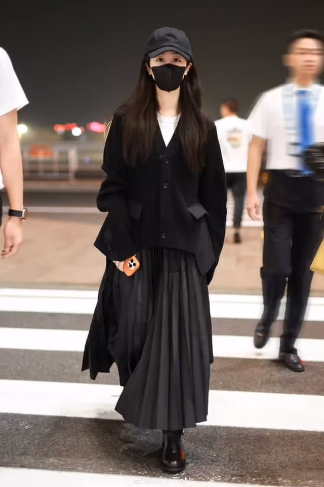 Trong khi đó, Dương Tử chọn cho mình phong cách dịu dàng với áo cardigan len và chân váy xếp ly dài tới mắt cá chân.