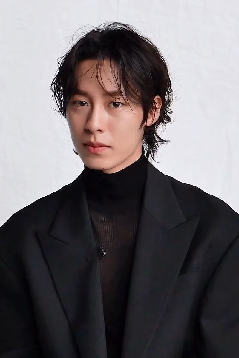 Tin đồn về việc Lee Jae Wook "say nắng" Karina khi vừa kết thúc một mối quan hệ khiến cư dân mạng dậy sóng.