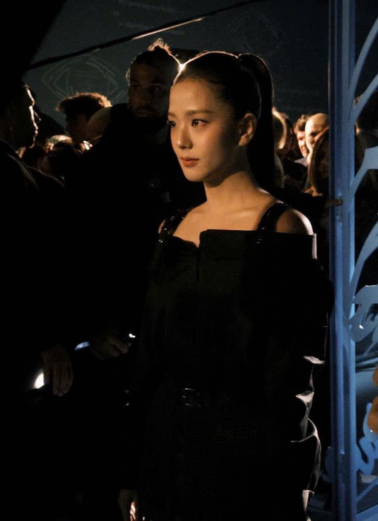 Cô được truyền thông và người hâm mộ săn đón.