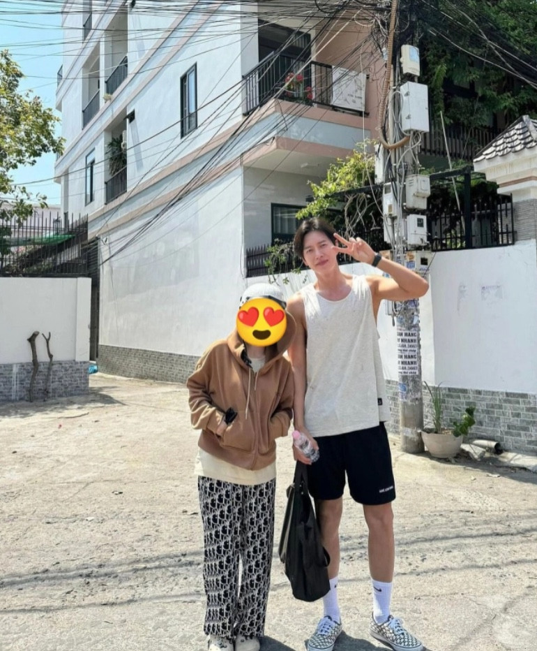 Anh vui vẻ chụp ảnh cùng người hâm mộ. - Ảnh: FBNV Anh vui vẻ chụp ảnh cùng người hâm mộ. - Ảnh: FBNV