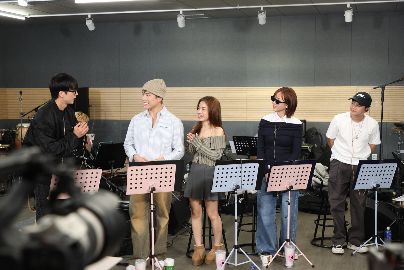 Đại diện Hàn Quốc và 4 nghệ sĩ Việt trong một khung hình. Dù bất đồng ngôn ngữ nhưng hai bên vẫn thể hiện tốt phần trình diễn. Đại diện Hàn Quốc và 4 nghệ sĩ Việt trong một khung hình. Dù bất đồng ngôn ngữ nhưng hai bên vẫn thể hiện tốt phần trình diễn.