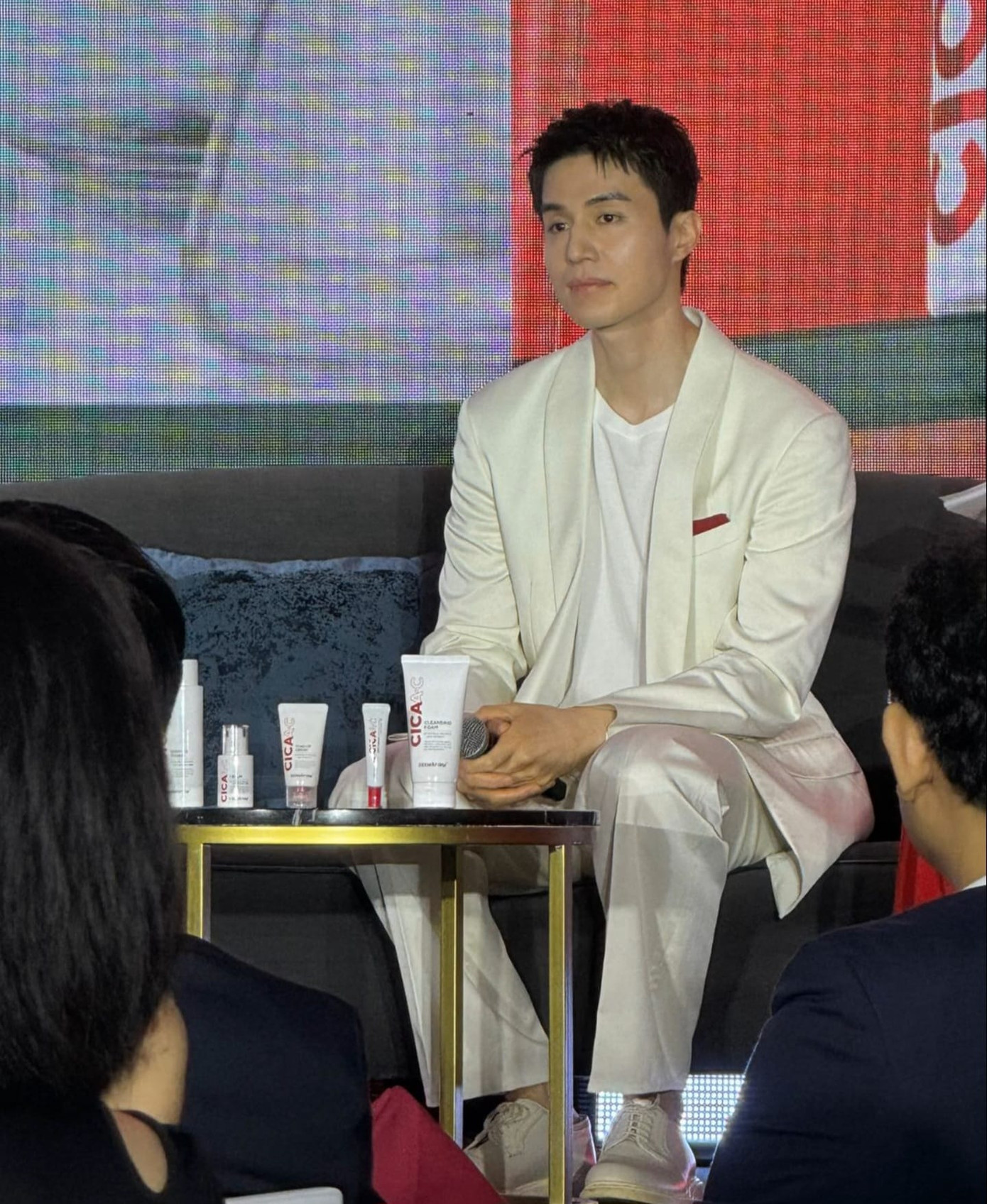 Nhan sắc nổi bật bất chấp cam thường của nam thần sinh năm 1981. Nhan sắc nổi bật bất chấp cam thường của nam thần sinh năm 1981.