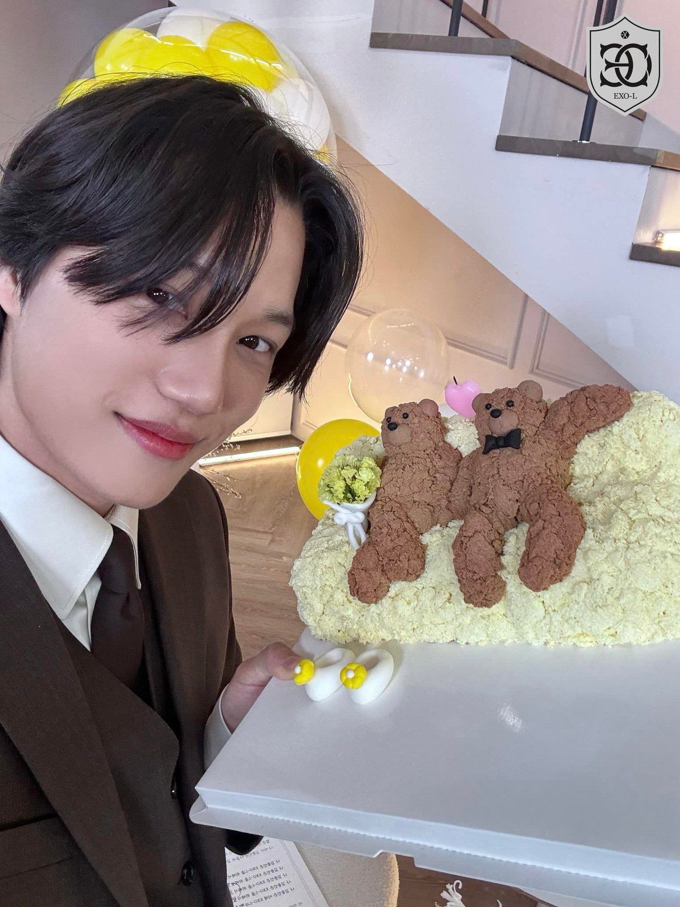 Chiếc bánh kem có hình gấu nâu tượng trưng cho biệt danh của KAI. Chiếc bánh kem có hình gấu nâu tượng trưng cho biệt danh của KAI.