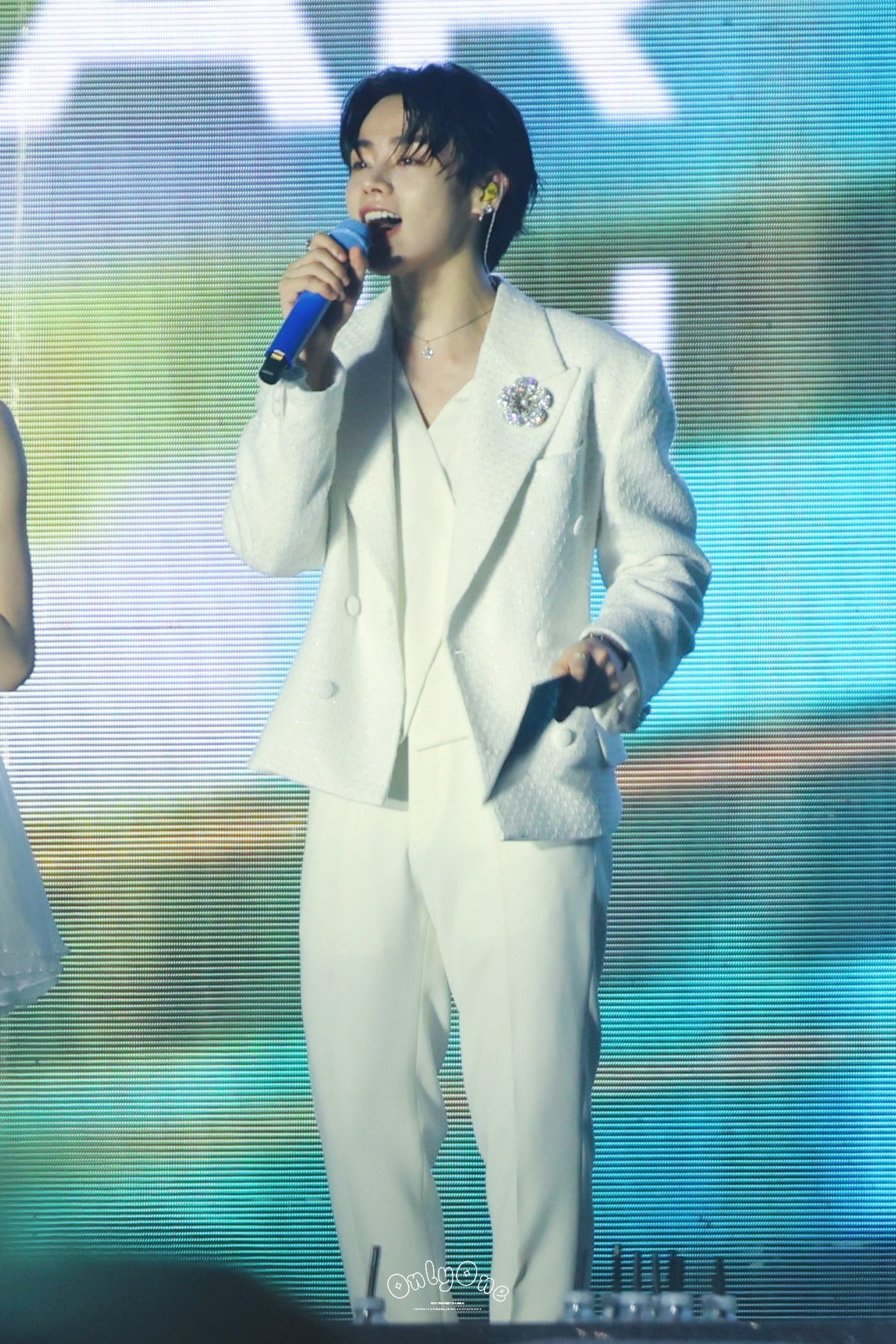 Nam ca sĩ trong trang phục trắng tinh khôi được ví như bạch mã hoàng tử khi làm MC.