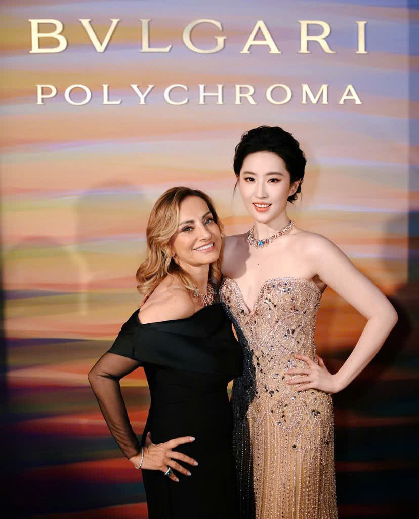 Nữ diễn viên "Câu chuyện hoa hồng" chụp ảnh cùng khách mời tại sự kiện. Nữ diễn viên "Câu chuyện hoa hồng" chụp ảnh cùng khách mời tại sự kiện.