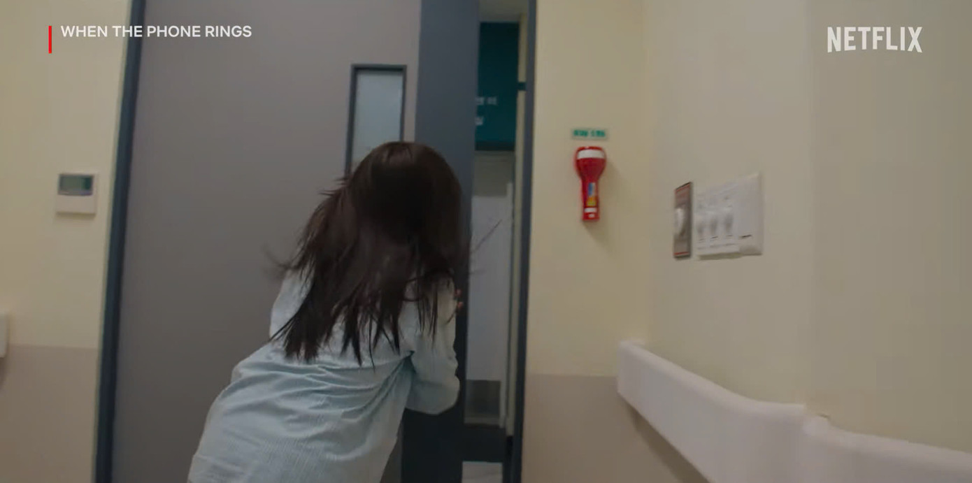 Thấy cửa mở, Hee Joo vội vàng chạy ra đóng vì nghĩ tên bắt cóc đã đến.