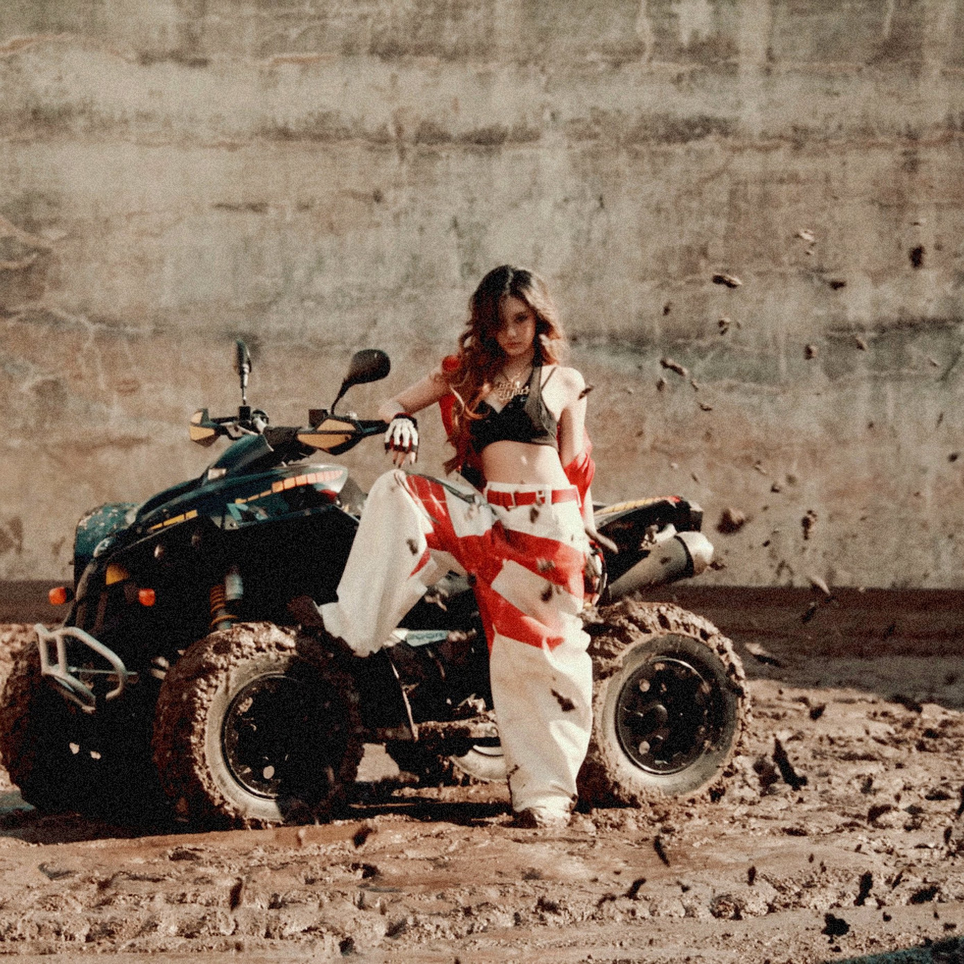 Chiếc quần có thiết kế đặc biệt với họa tiết móc câu đánh lừa thị giác bằng kỹ thuật trompe-l’œil. Chiếc quần có thiết kế đặc biệt với họa tiết móc câu đánh lừa thị giác bằng kỹ thuật trompe-l’œil.