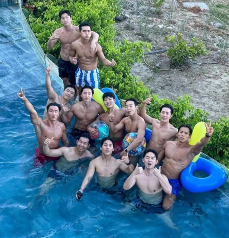 Cả nhóm cũng lưu trú tại khu nghỉ dưỡng cao cấp trên núi ở Cam Ranh với tầm nhìn hướng ra biển. - Nguồn ảnh: kidocaro. Cả nhóm cũng lưu trú tại khu nghỉ dưỡng cao cấp trên núi ở Cam Ranh với tầm nhìn hướng ra biển. - Nguồn ảnh: kidocaro.