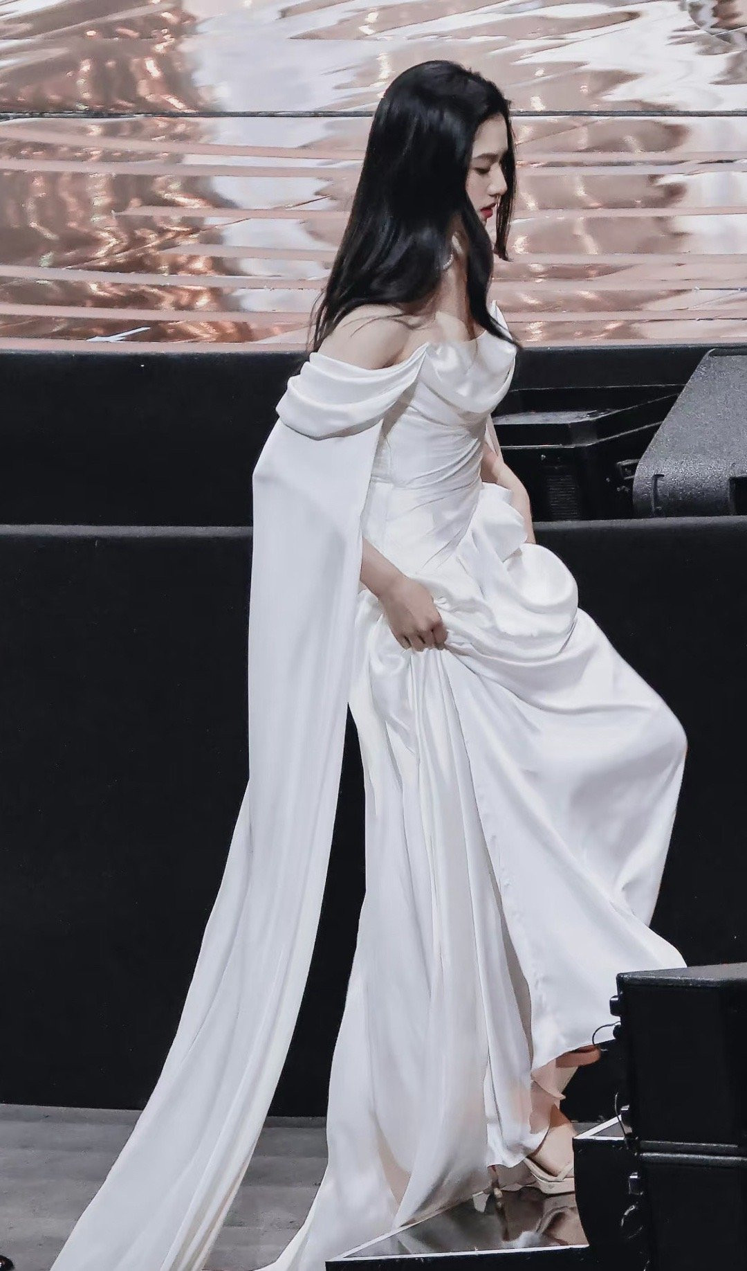 Tạo hình gây sốt một thời của nữ chính Nhất kiến khuynh tâm. Tạo hình gây sốt một thời của nữ chính Nhất kiến khuynh tâm.