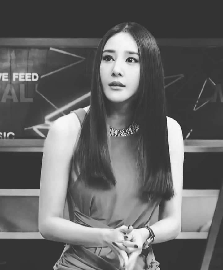 Vụ việc mỹ nhân phim Chiếc Lá Cuốn Bay ra đi đột ngột đang gây chấn động khắp giới giải trí và truyền thông Thái Lan. Vụ việc mỹ nhân phim Chiếc Lá Cuốn Bay ra đi đột ngột đang gây chấn động khắp giới giải trí và truyền thông Thái Lan.