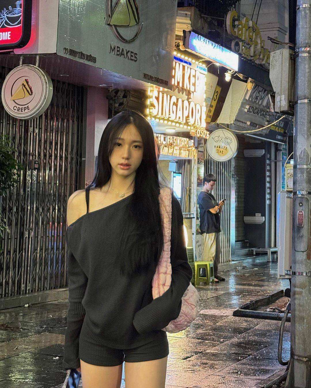 Trong loạt ảnh đời thường được Linh Chi chia sẻ trên trang cá nhân, cô bạn &quot;cân đẹp&quot; mọi phong cách, từ cá tính đến &quot;nàng thơ&quot; ngọt ngào, đáng yêu.