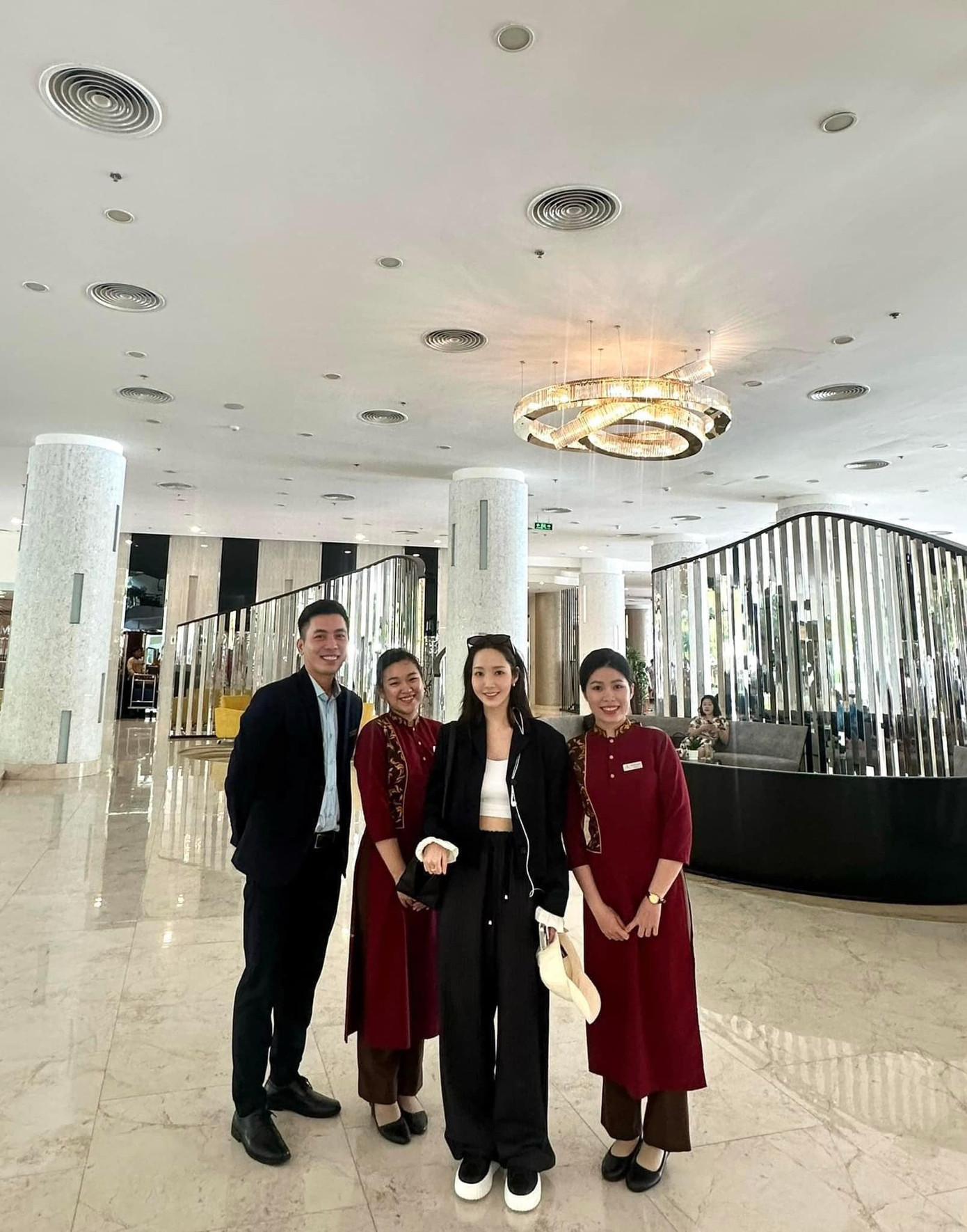 Mỹ nhân Hàn Quốc nổi bật trong những bức ảnh chụp cùng nhân viên khách sạn. Mỹ nhân Hàn Quốc nổi bật trong những bức ảnh chụp cùng nhân viên khách sạn.