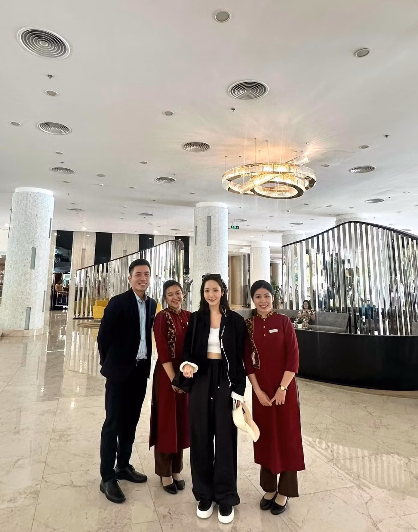 Mỹ nhân Hàn Quốc nổi bật trong những bức ảnh chụp cùng nhân viên khách sạn. Mỹ nhân Hàn Quốc nổi bật trong những bức ảnh chụp cùng nhân viên khách sạn.