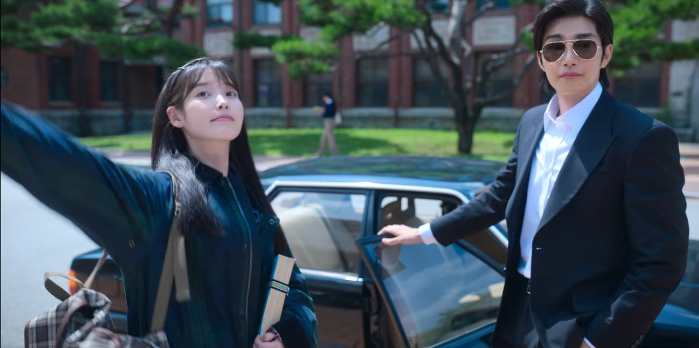 Hình ảnh Kim Jae Young tựa tổng tài khi mở cửa xe. Nhìn thế này ai mà nghĩ là tài xế cơ chứ! Hình ảnh Kim Jae Young tựa tổng tài khi mở cửa xe. Nhìn thế này ai mà nghĩ là tài xế cơ chứ!