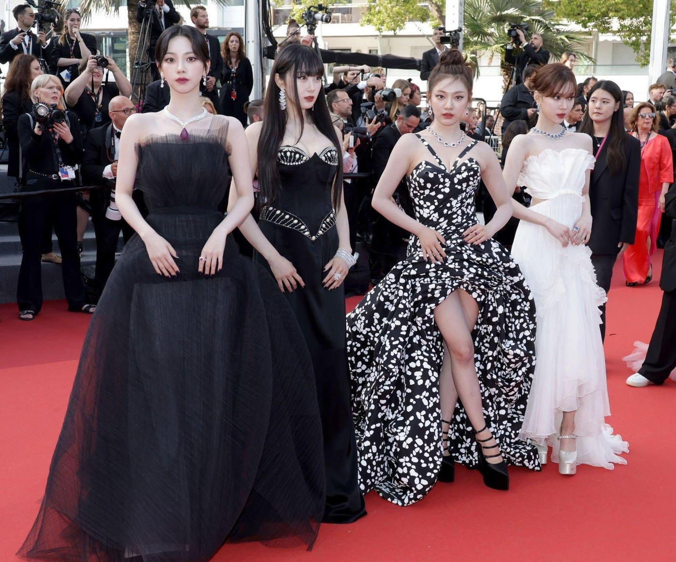 Sự xuất hiện của các nữ thần tượng trên thảm đỏ nhanh chóng chiếm &quot;spotlight&quot;.