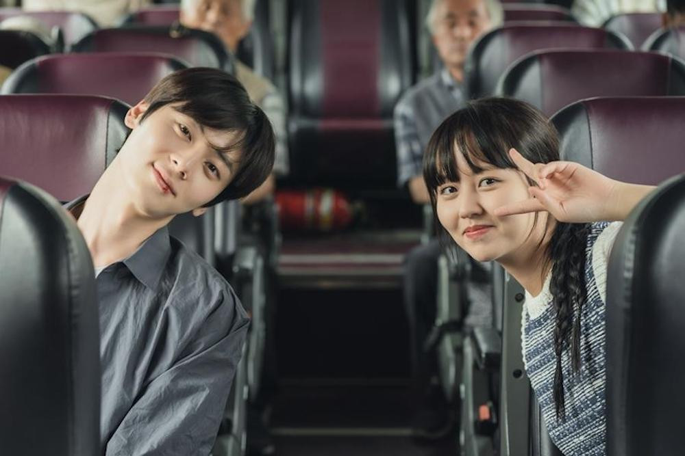 Xen lẫn với những tình tiết kịch tính, "phản ứng hóa học" giữa Hwang Minhyun và Kim So Hyun cũng khiến khán giản "quắn quéo" vì độ ngọt ngào. Xen lẫn với những tình tiết kịch tính, "phản ứng hóa học" giữa Hwang Minhyun và Kim So Hyun cũng khiến khán giản "quắn quéo" vì độ ngọt ngào.