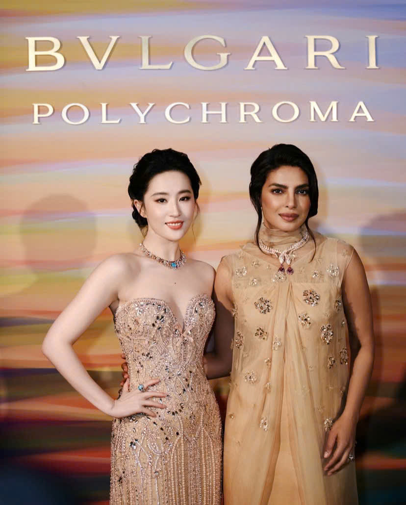 Nữ diễn viên "Câu chuyện hoa hồng" chụp ảnh cùng khách mời tại sự kiện. Nữ diễn viên "Câu chuyện hoa hồng" chụp ảnh cùng khách mời tại sự kiện.