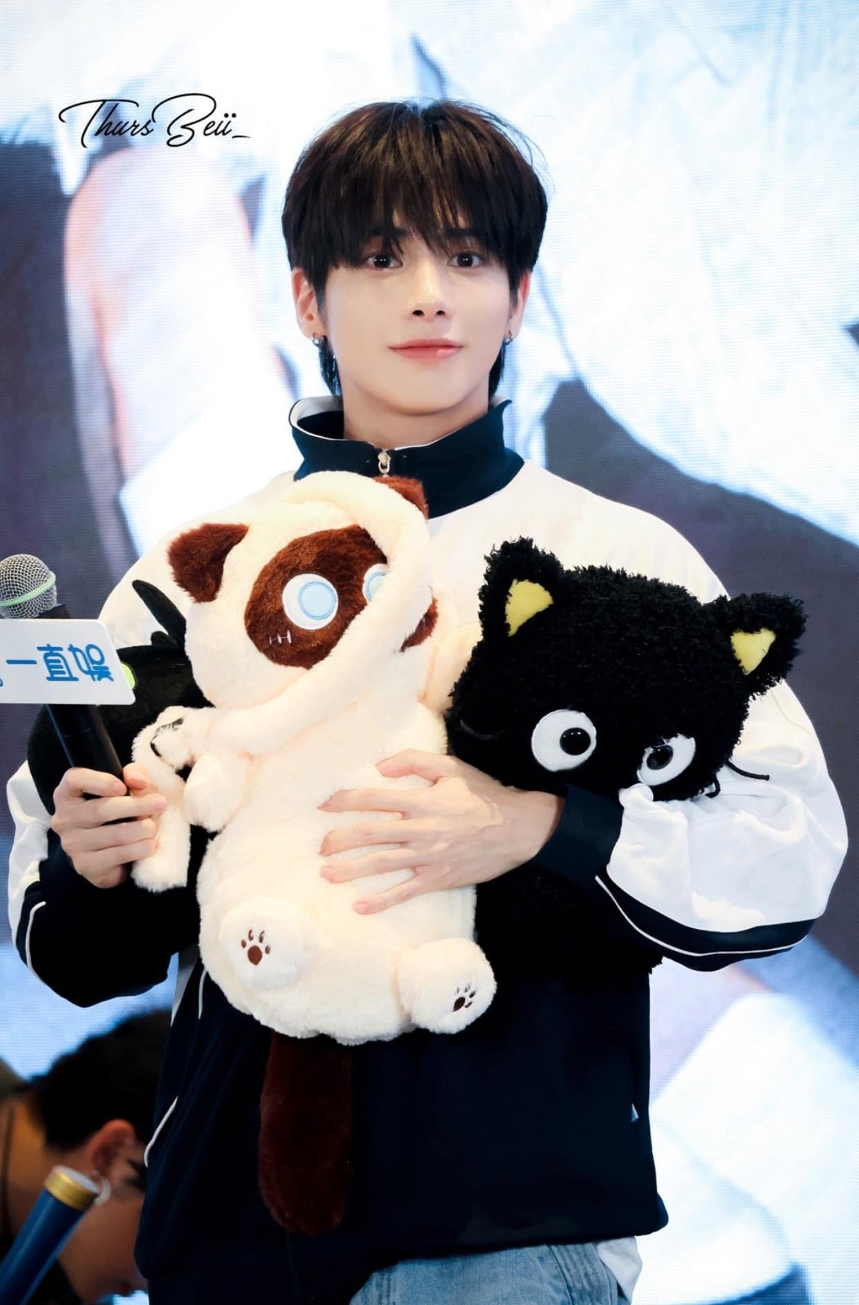 Taehyun bất lực chia sẻ về hành động ngông cuồng của sasaeng fan. Taehyun bất lực chia sẻ về hành động ngông cuồng của sasaeng fan.