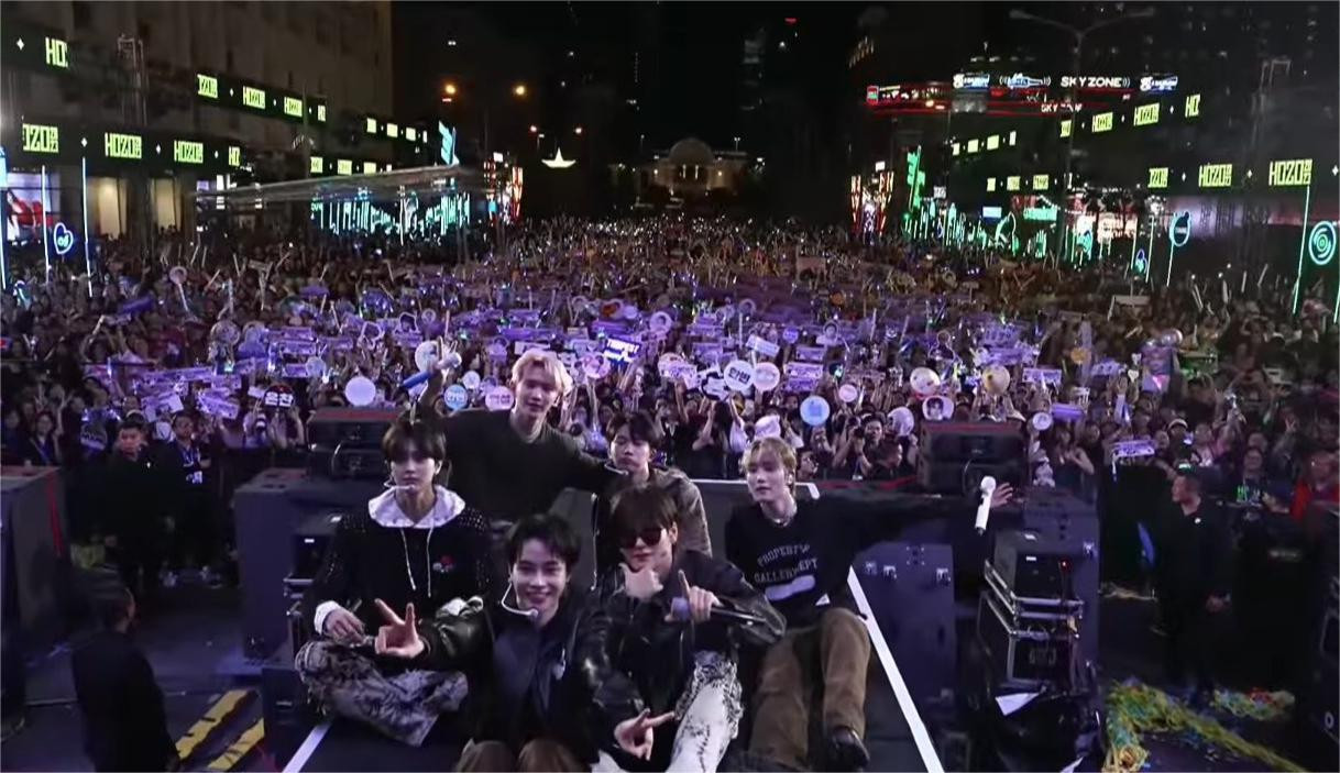 Buổi biễn diễn thành công thu hút lượng lớn khán giả đổ về HOZO, cho thấy sức hút không tầm thường của các chàng trai nhà Yuehua Entertainment tại Việt Nam. Buổi biễn diễn thành công thu hút lượng lớn khán giả đổ về HOZO, cho thấy sức hút không tầm thường của các chàng trai nhà Yuehua Entertainment tại Việt Nam.