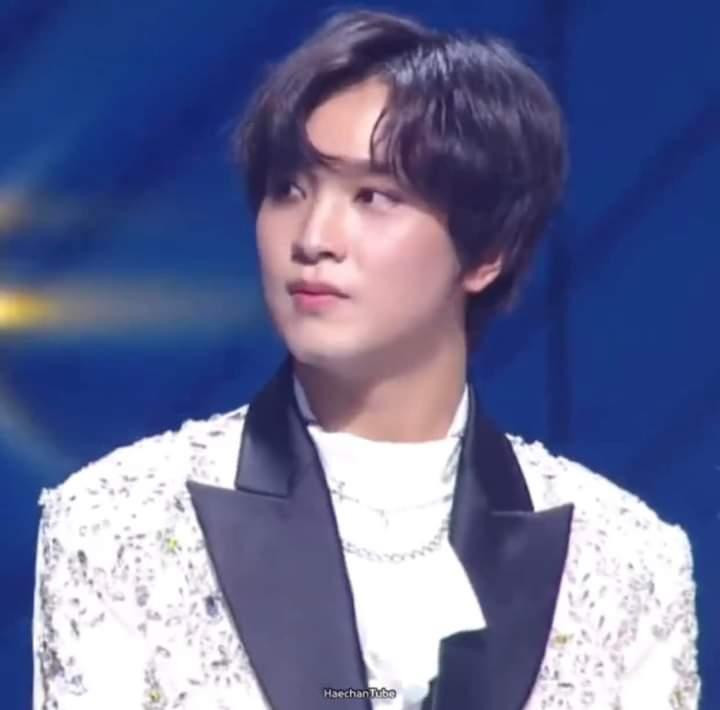 Mái tóc tạo kiểu nhẹ nhàng của Donghyuck Mái tóc tạo kiểu nhẹ nhàng của Donghyuck