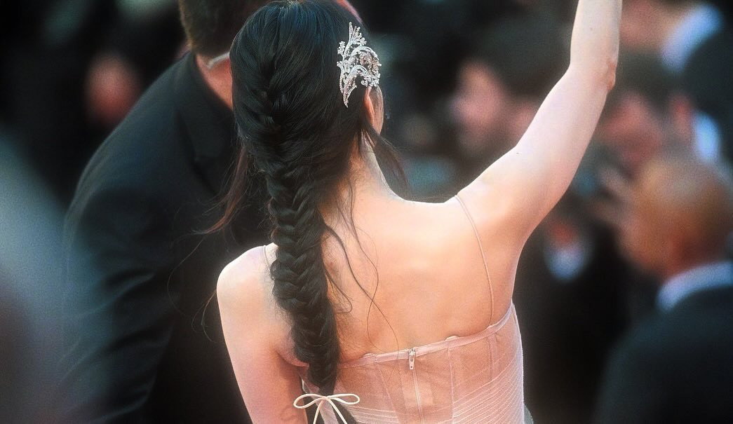 Kiểu tóc và phụ kiện của nữ diễn viên góp phần giúp tạo hình của cô được đánh giá cao.