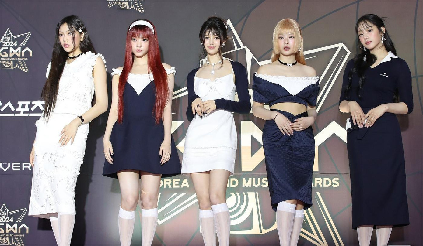 NewJeans nhận được sự chú ý của truyền thông khi xuất hiện trên thảm đỏ với phong cách độc đáo. NewJeans nhận được sự chú ý của truyền thông khi xuất hiện trên thảm đỏ với phong cách độc đáo.