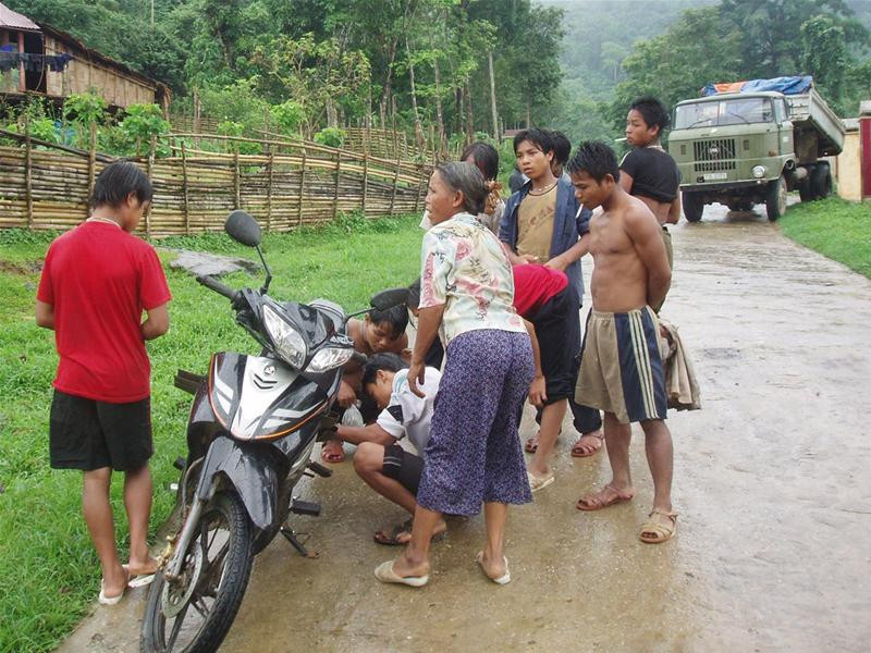 Thanh niên A rem xúm quanh chiếc xe máy mới sắm Thanh niên A rem xúm quanh chiếc xe máy mới sắm