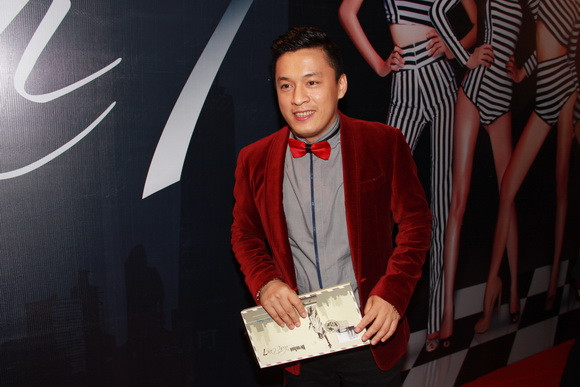 Tối qua Lam Trường khẳng định anh chỉ mới đính hôn chứ chưa cưới vợ