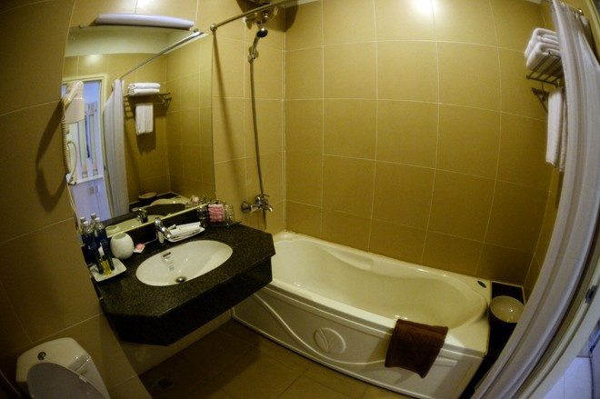 Toilet bên trong phòng khách sạn dành cho việc thực hành, học tập thậm chí cả sinh hoạt cho sinh viên 