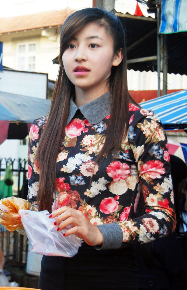 Cô gái bán bánh tráng trộn gây sốt cư dân mạng