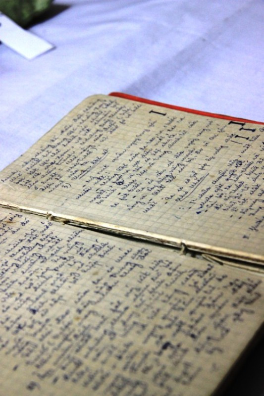 Tài liệu học tập kháng chiến, đèn pin, giáo án dạy văn hóa của bà Phạm Thị Tuyết Hồng (SN 1945, tại Hòa Vang, Đà Nẵng). Cuốn giáo án này do bà tự biên soạn gồm những bài học về toán và văn bà học được tại trường trung học nữ Đà Nẵng