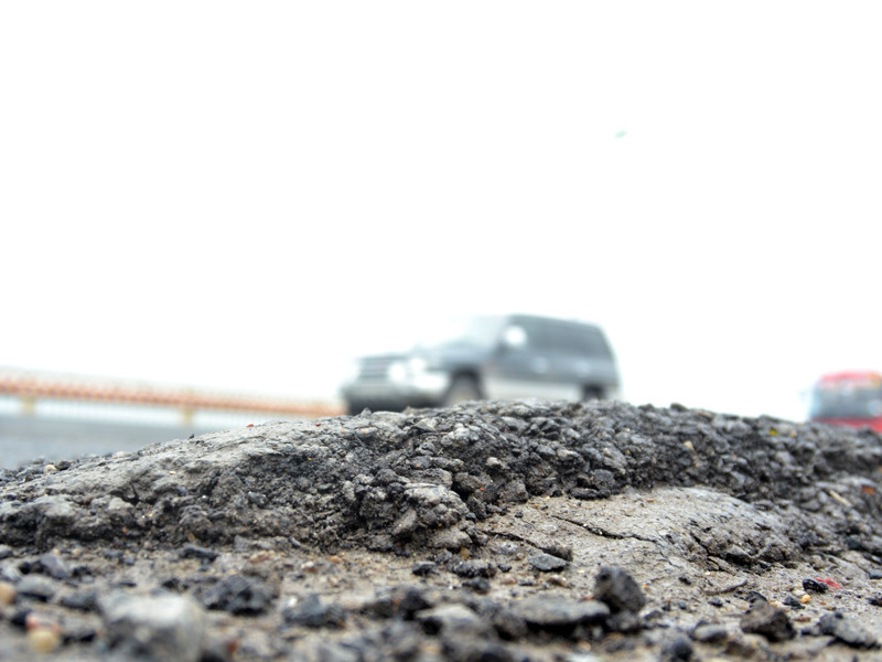 Mặt cầu lồi lõm, nhiều ổ gà là nguyên nhân chính khiến xe ô tô mất lái