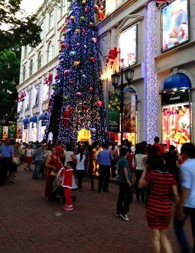 Các trung tâm mua sắm đông người dịp cuối năm đang là địa bàn hoạt động của nhiều “tập đoàn” móc túi