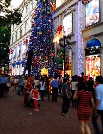 Các trung tâm mua sắm đông người dịp cuối năm đang là địa bàn hoạt động của nhiều “tập đoàn” móc túi