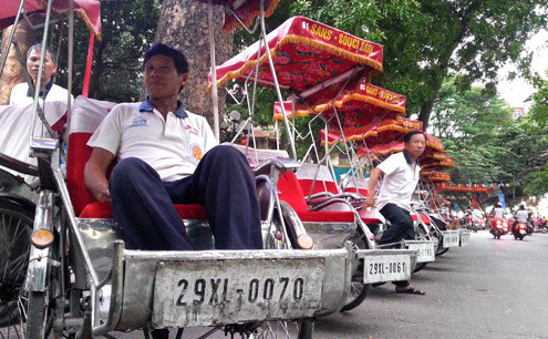 Tất cả xe xích lô được cấp phép hoạt động vận chuyển khách du lịch đều được phòng CSGT cấp biển số. Ảnh: Bá Đô
