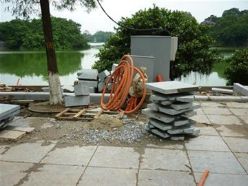 Đoạn vỉa hè Hồ Gươm còn tốt đã bị bóc lên lát lại bằng đá xanh.